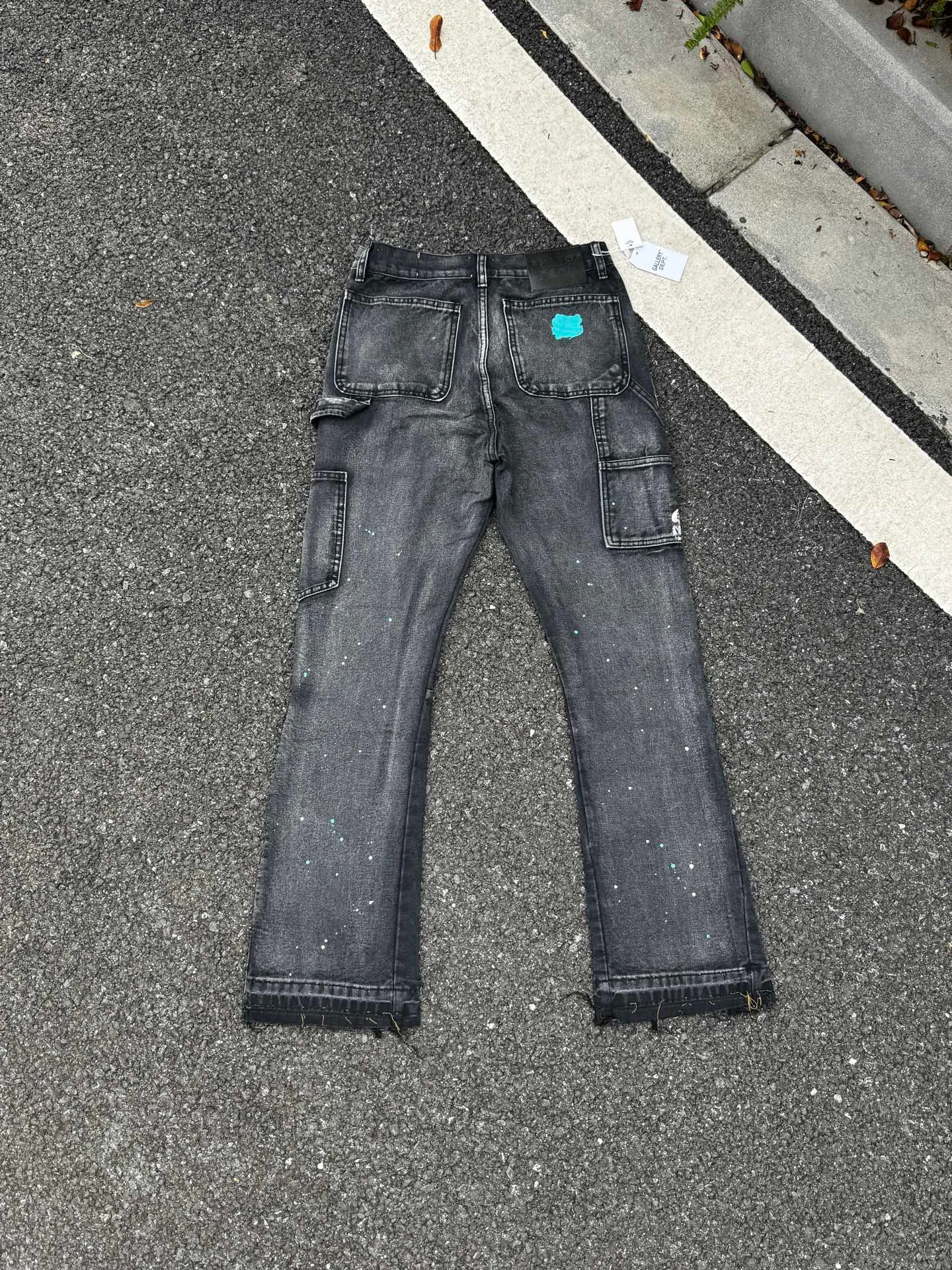P250💰G95 GALLERY DEPT. Spliced ​​patches, ink-splashed denim bell-bottoms, washed distressed spliced ​​jeans, denim washing factory. During the process, the owner of the washing factory helped introduce a boss who once worked at the Levi OEM factory and then started his own business. This also paved the way for the following styles. Therefore, Levi's remodeled single product for the base plate is really familiar. Whether it is the fabrics supplied or the lathes used in production, there is nothing to choose from. -Color: Black -Size: S-XXL (corresponding to 28-36)